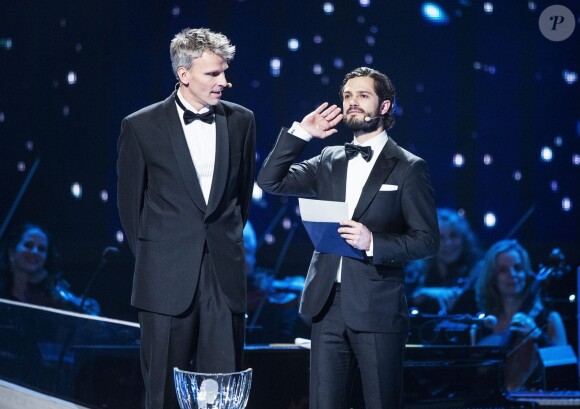 Le prince Carl Philip de Suède et le journaliste Christian Olsson lors du gala des Prix nationaux du sport, le 13 janvier 2014 au Ericsson Globe de Stockholm, où ils ont remis le prix Jerring au golfeur Henrik Stenson.