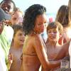 Rihanna, divine en bikini, se dore la pilule sur une plage de la Barbade. Le 28 décembre 2013.