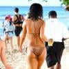 Rihanna, exquise en maillot deux-pièces couleur bronze sur une plage de la Barbade. Le 28 décembre 2013.