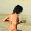Rihanna, divine en bikini, se dore la pilule sur une plage de la Barbade. Le 28 décembre 2013.