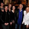 Exclusif - Jean-Paul Belmondo entouré de sa famille, Victor (son petit-fils) et sa mère Luana, Annabelle (sa petite-fille) et son petit-ami (qui est au fond a gauche), et Paul (son fils) - Dernière représentation de la pièce "Plus vraie que nature" (mise en scène de Raphaëlle Cambray) au Théâtre de la Renaissance à Paris, après une tournée triomphale en province, le 8 janvier 2014.