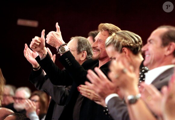 Exclusif - Robert Hossein, Johnny Hallyday et sa femme Laeticia Hallyday - Dernière représentation de la pièce "Plus vraie que nature" (mise en scène de Raphaëlle Cambray) au Théâtre de la Renaissance à Paris, après une tournée triomphale en province, le 8 janvier 2014.