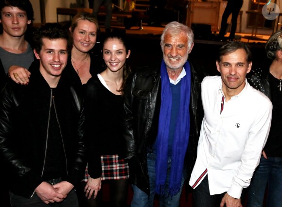 Exclusif - Jean-Paul Belmondo entouré de sa famille, Victor (son petit-fils) et sa mère Luana, Annabelle (sa petite-fille) et son petit-ami (qui est au fond a gauche), et Paul (son fils) - Dernière représentation de la pièce "Plus vraie que nature" (mise en scène de Raphaëlle Cambray) au Théâtre de la Renaissance à Paris, après une tournée triomphale en province, le 8 janvier 2014.