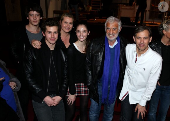 Exclusif - Jean-Paul Belmondo entouré de sa famille, Victor (son petit-fils) et sa mère Luana, Annabelle (sa petite-fille) et son petit-ami (qui est au fond a gauche), et Paul (son fils) - Dernière représentation de la pièce "Plus vraie que nature" (mise en scène de Raphaëlle Cambray) au Théâtre de la Renaissance à Paris, après une tournée triomphale en province, le 8 janvier 2014.