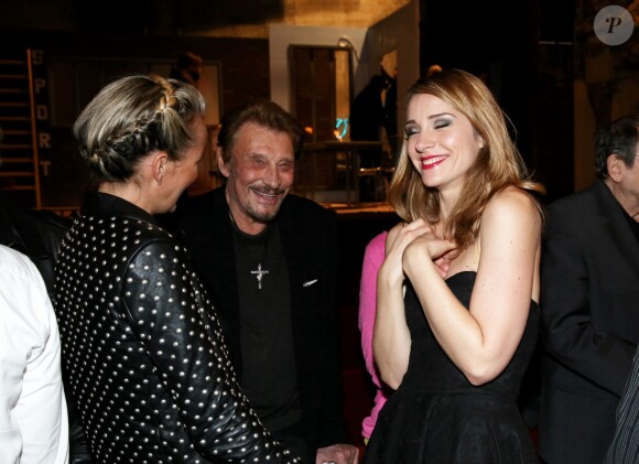 Exclusif - Johnny Hallyday et sa femme Laeticia félicitent Delphine Depardieu et Raphaëlle Cambray - Dernière représentation de la pièce "Plus vraie que nature" (mise en scène de Raphaëlle Cambray) au Théâtre de la Renaissance à Paris, après une tournée triomphale en province, le 8 janvier 2014.