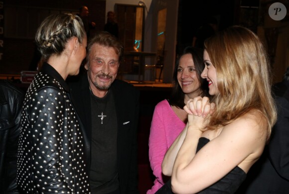 Exclusif - Johnny Hallyday et sa femme Laeticia félicitent Delphine Depardieu et Raphaëlle Cambray - Dernière représentation de la pièce "Plus vraie que nature" (mise en scène de Raphaëlle Cambray) au Théâtre de la Renaissance à Paris, après une tournée triomphale en province, le 8 janvier 2014.