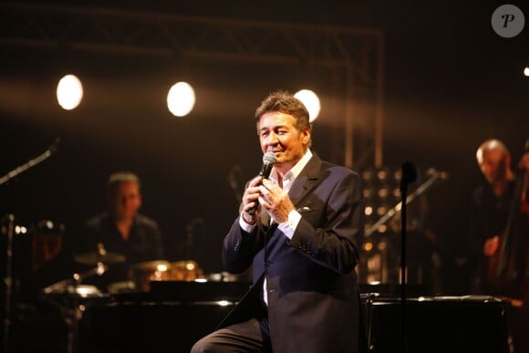 Pascal Danel pendant son concert ''Pascal Danel chante Gilbert Bécaud'' au Casino de Paris le 10 janvier 2014.