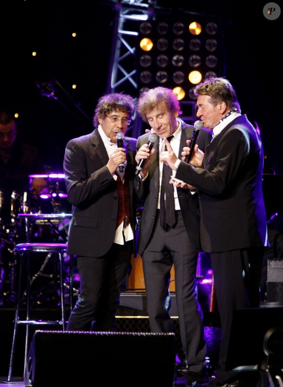 Laurent Voulzy et Alain Souchon avec Pascal Danel lors du concert ''Pascal Danel chante Gilbert Bécaud'' au Casino de Paris le 10 janvier 2014.