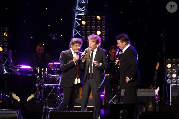 Laurent Voulzy et Alain Souchon chantant avec Pascal Danel lors du concert ''Pascal Danel chante Gilbert Bécaud'' au Casino de Paris le 10 janvier 2014.
