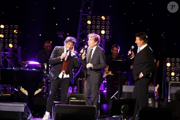 Laurent Voulzy et Alain Souchon lors du concert ''Pascal Danel chante Gilbert Bécaud'' au Casino de Paris le 10 janvier 2014.