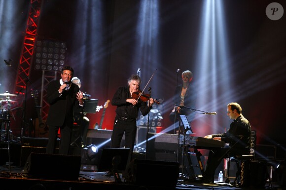 Pascal Danel avec Didier Lockwood lors du concert ''Pascal Danel chante Gilbert Bécaud'' au Casino de Paris le 10 janvier 2014.