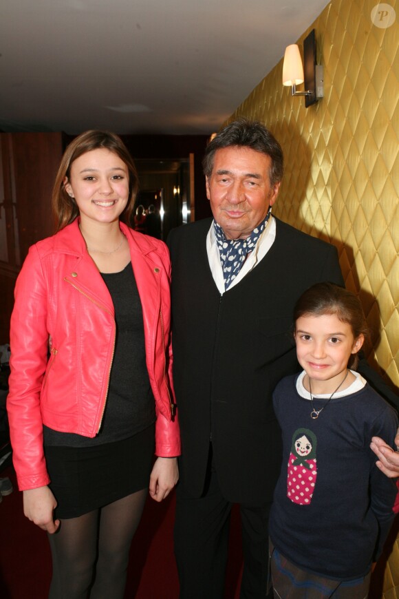 Pascal Danel et les deux petites-filles de Gilbert Bécaud lors du concert ''Pascal Danel chante Gilbert Bécaud'' au Casino de Paris le 10 janvier 2014.