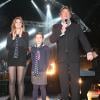 Pascal Danel avec les deux petites-filles de Gilbert Bécaud lors du concert ''Pascal Danel chante Gilbert Bécaud'' au Casino de Paris le 10 janvier 2014.