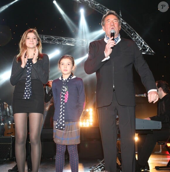 Pascal Danel avec les deux petites-filles de Gilbert Bécaud lors du concert ''Pascal Danel chante Gilbert Bécaud'' au Casino de Paris le 10 janvier 2014.