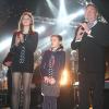 Pascal Danel et les petites-filles de Gilbert Bécaud lors du concert ''Pascal Danel chante Gilbert Bécaud'' au Casino de Paris le 10 janvier 2014.