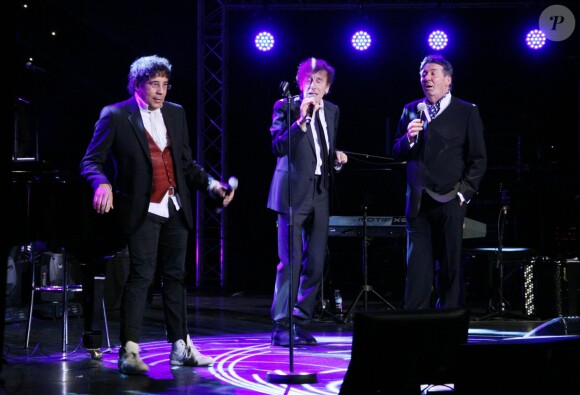 Pascal Danel, Alain Souchon et Laurent Voulzy sur scène lors du concert ''Pascal Danel chante Gilbert Bécaud'' au Casino de Paris le 10 janvier 2014.