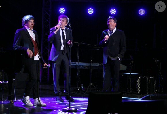 Pascal Danel, Alain Souchon et Laurent Voulzy au cours du concert ''Pascal Danel chante Gilbert Bécaud'' au Casino de Paris le 10 janvier 2014.