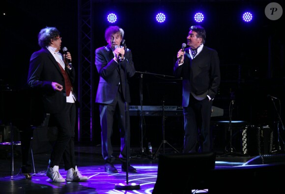 Pascal Danel, Alain Souchon et Laurent Voulzy lors du concert ''Pascal Danel chante Gilbert Bécaud'' au Casino de Paris le 10 janvier 2014.