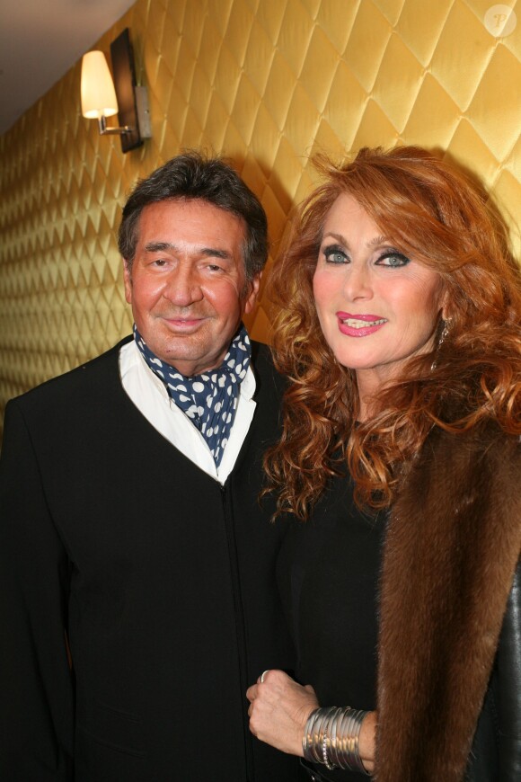 Pascal Danel avec Julie Piétri en coulisses lors du concert ''Pascal Danel chante Gilbert Bécaud'' au Casino de Paris le 10 janvier 2014.