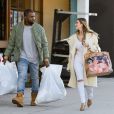Kanye West et Kim Kardashian quittent la boutique Sports Limited dans le quartier de Woodland Hills à Los Angeles. Le 26 décembre 2013.