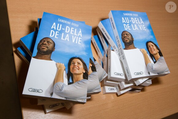 Sandrine Diouf dédicace son livre "Au-delà de la vie", paru aux éditions Michel Lafon, à la librairie du Prado à Marseille. Le 18 janvier 2014.
