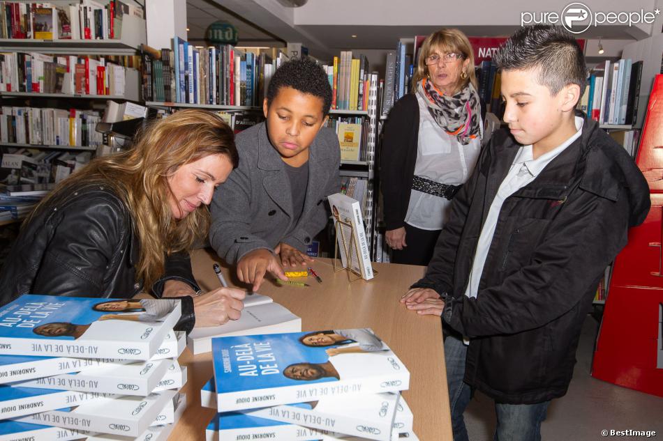 Sandrine Diouf, en présence de son jeune fils Isaac, dédicace son livre &quot;Au-delà de la vie&quot;, paru aux éditions Michel Lafon, à la librairie du Prado à Marseille. Le 18 janvier 2014.