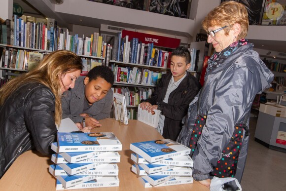 Sandrine Diouf dédicace son livre "Au-delà de la vie", paru aux éditions Michel Lafon, à la librairie du Prado à Marseille. Le 18 janvier 2014.