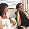 Shashi Tharoor et son épouse Sunanda Tharoor, retrouvée morte le 18 janvier 2014 dans des circonstances troubles, juste après avoir accusé son mari d'adultère.