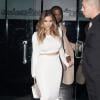 La belle Kim Kardashian dans un total look blanc se promène avec Kanye West à Beverly Hills, le 12 janvier 2014.