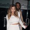 Kim Kardashian dans un total look blanc se promène avec Kanye West à Beverly Hills, le 12 janvier 2014.