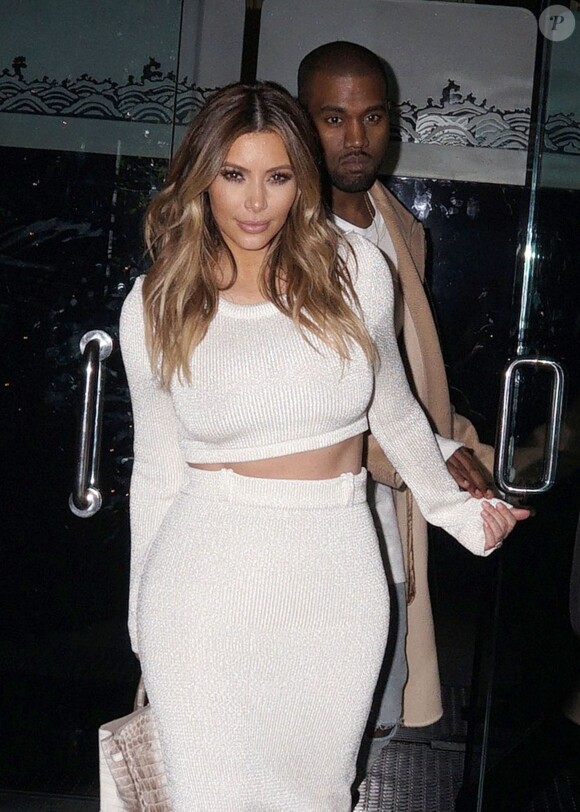 Kim Kardashian dans un total look blanc se promène avec Kanye West à Beverly Hills, le 12 janvier 2014.
