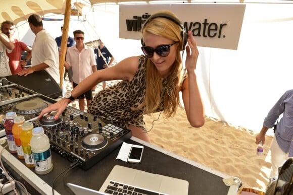 Paris Hilton joue les DJ à Punta del Este en Uruguay, le 15 janvier 2014.