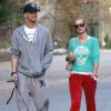 Exclusif - Paris Hilton et son petit ami River Viiperi promènent leurs chiens dans un parc à Beverly Hills, le 19 janvier 2014.