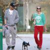 Exclusif - Paris Hilton et son petit ami River Viiperi promènent leur chien dans un parc à Beverly Hills, le 19 janvier 2014.