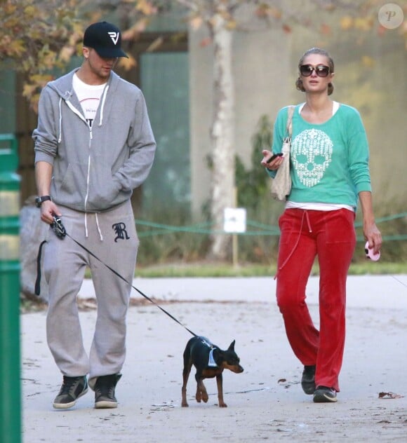 Exclusif - Paris Hilton et son petit ami River Viiperi promènent leur chien dans un parc à Beverly Hills, le 19 janvier 2014.
