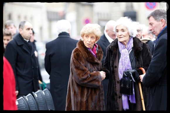 La veuve de l'écrivain (à droite) à l'inauguration du square Maurice Druon devant la basilique Sainte-Clotilde dans le 7e arrondissement de Paris, le 17 janvier 2014.