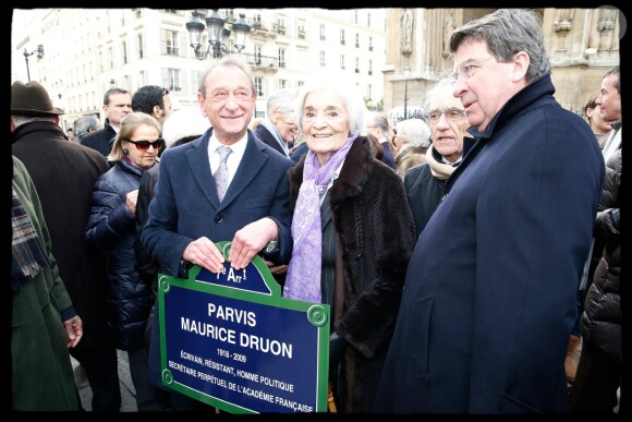 Berrand Delanoë et la veuve de l'écrivain à l'inauguration du square Maurice Druon devant la basilique Sainte-Clotilde dans le 7e arrondissement de Paris, le 17 janvier 2014.
