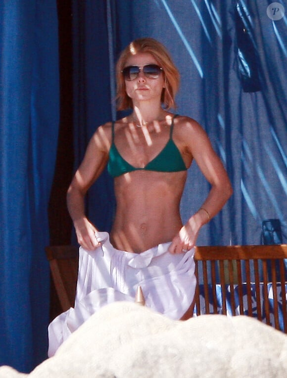 Kelly Ripa en bikini sous le soleil de Los Cabos au Mexique, le 18 janvier 2014.