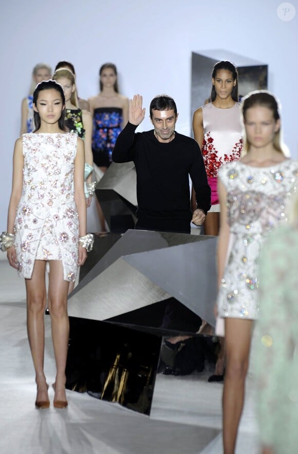 Giambattista Valli salue lors de la présentation de sa collection haute couture printemps-été 2014 le 20 janvier 2014 au cours de la Fashion Week à Paris.