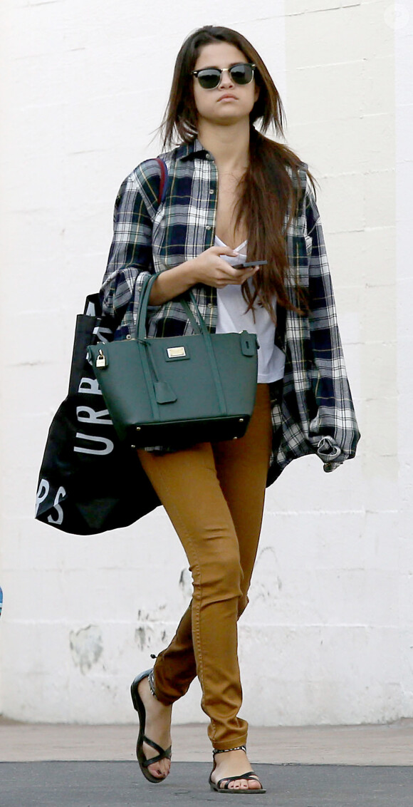 Selena Gomez fait du shopping à Los Angeles, le 3 janvier 2014.