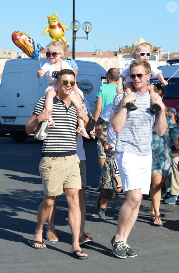 Neil Patrick et David Burtka avec leurs jumeaux Gideon et Harper en vacances à Saint-Tropez, le 9 août 2013. 