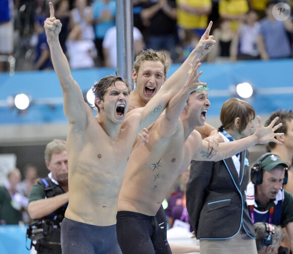 Clément Lefert, Amaury Leveaux et Fabien Gilot après la victoire tricolore sur le relais 4x100m nage libre lors des Jeux olympiques de Londres, le 29 juillet 2012