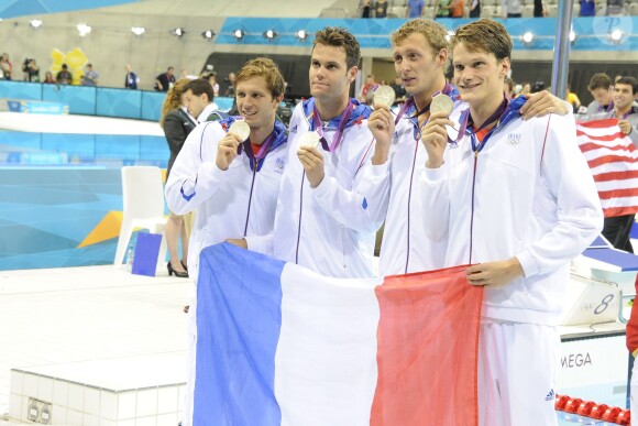 Yannick Agnel , Clément Lefert, Amaury Leveaux et Grégory Mallet après leur médaille d'argent sur le relais 4x200m nage libre, lors des Jeux olympiques de Londres le 31 juillet 2012
