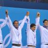 Clément Lefert, Amaury Leveaux, Yannick Agnel et Fabien Gilot après la victoire tricolore sur le relais 4x100m nage libre lors des Jeux olympiques de Londres, le 29 juillet 2012