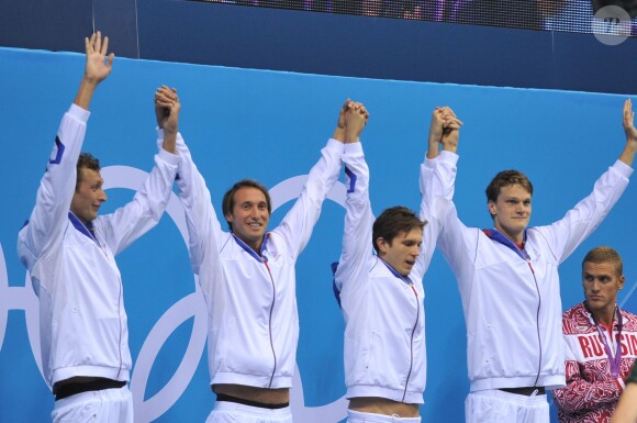 Clément Lefert, Amaury Leveaux, Yannick Agnel et Fabien Gilot après la victoire tricolore sur le relais 4x100m nage libre lors des Jeux olympiques de Londres, le 29 juillet 2012