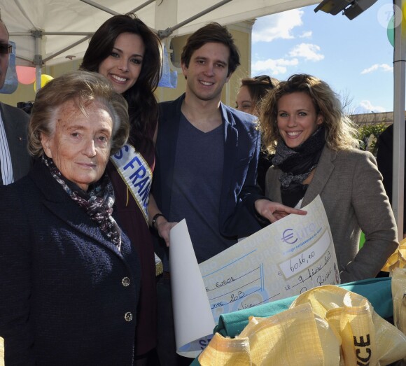 Lorie, Marine Lorphelin, Clément Lefert et Bernadette Chirac lors de la grande fête des Pièces Jaunes à Nice le 9 février 2013