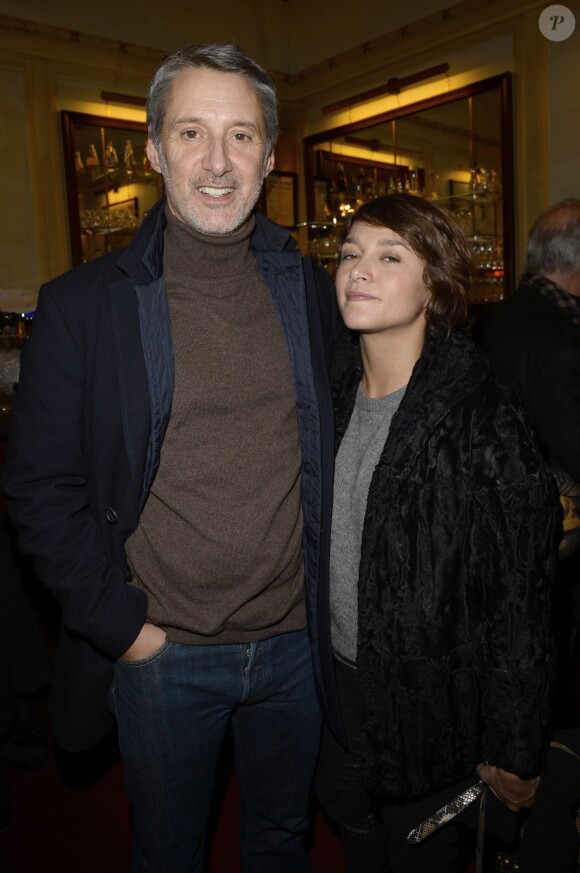 Antoine de Caunes et sa fille Emma à la générale du nouveau spectacle de Francois-Xavier Demaison au Théâtre Edouard-VII à Paris, le 10 décembre 2013.