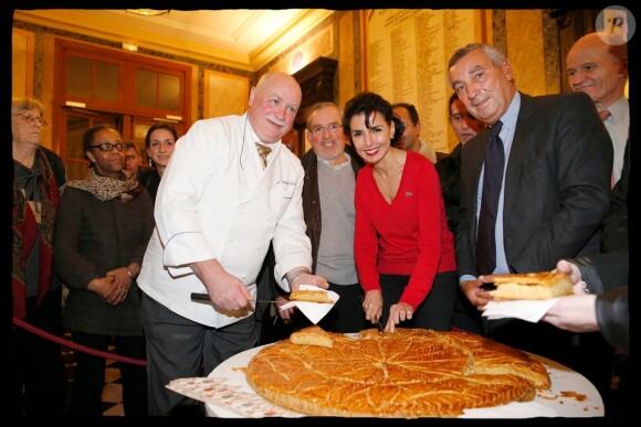 Rachida Dati, maire du 7e arrondissement de Paris, a offert la traditionnelle galette, le 22 janvier 2014.