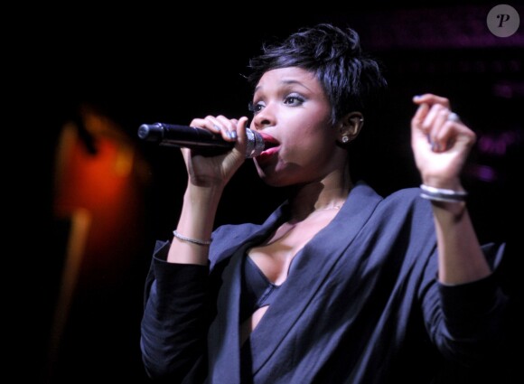 La chanteuse Jennifer Hudson s'est produite lors du Carnival Cruise Lines à New York City le 22 janvier 2014. La star a choisi de nous dévoiler son soutien-gorge sur le red carpet ! Une tenue sexy !
