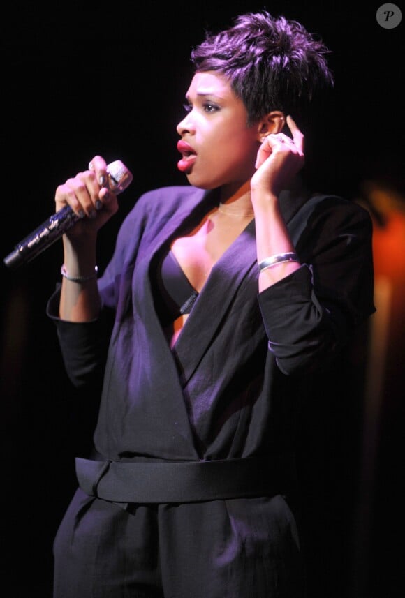 La chanteuse Jennifer Hudson s'est produite lors du Carnival Cruise Lines à New York City le 22 janvier 2014. La star a choisi de nous dévoiler son soutien-gorge sur le red carpet ! Une tenue sexy !